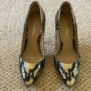 Like new Via Spiga snake heels gold bronze metallic size 6M